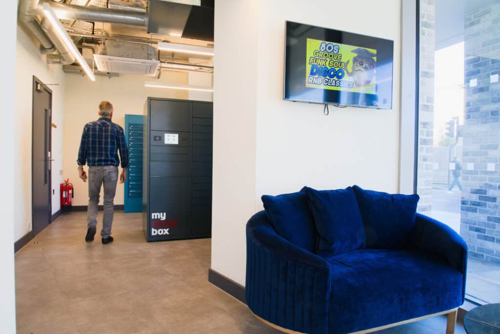 Great Court myrenzbox smart parcel lockers